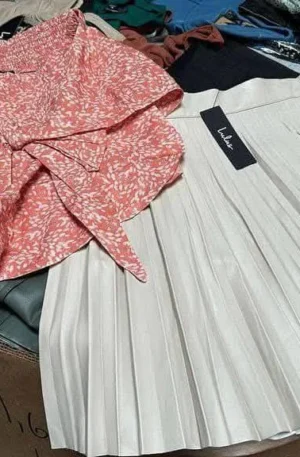 Buy Lulus clothes pallets wholesale .